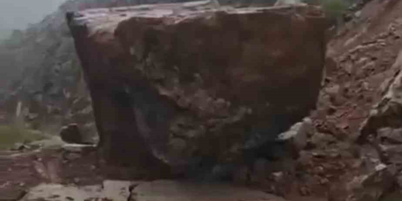 Hakkari’de dev kaya parçası yolu ulaşıma kapattı
