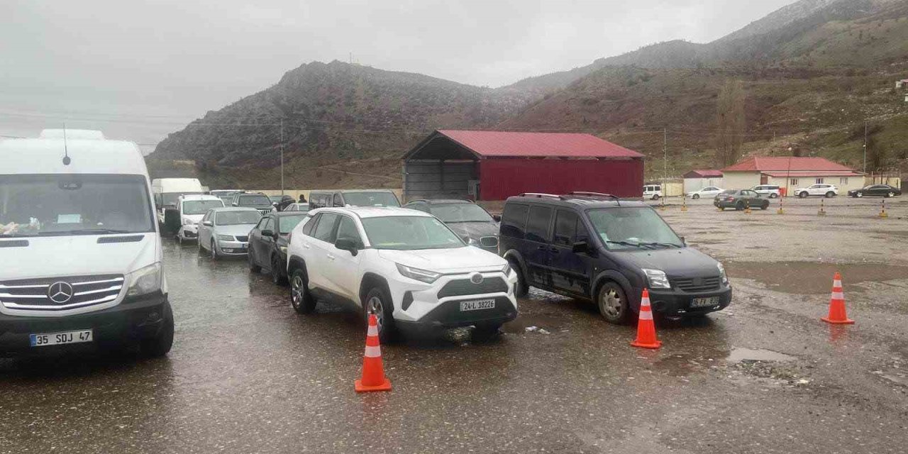 Irak sınır kapısında sistem arızası nedeniyle araçlar bekletiliyor