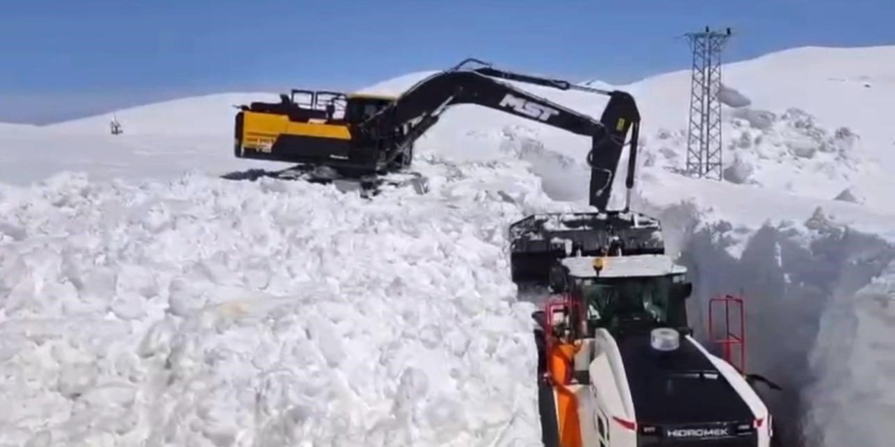 Şırnak’ta Nisan Ayında Karla Kaplı Yolların Açılması için Çalışmalar Sürüyor