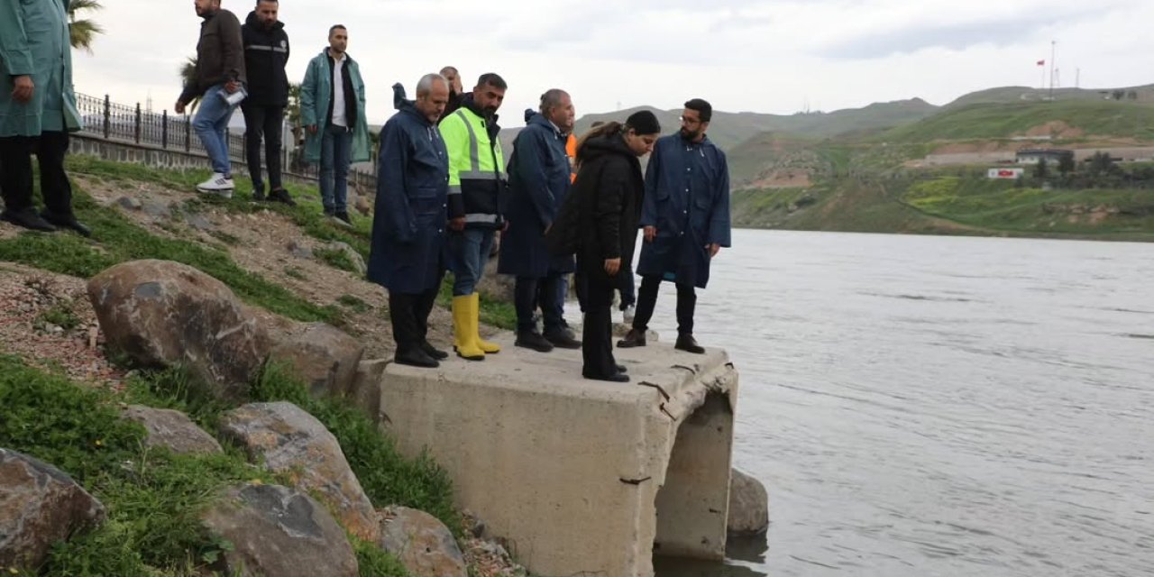 Cizre’de Dicle Nehri’nin su seviyesi kritik seviyeye yükseldi