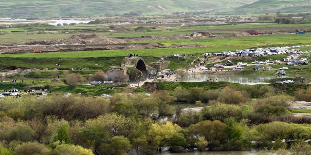 Dicle’nin İkiye Bölemediği Hafıza: Bafid Köprüsü’nde Sınır Tanımayan Bahar Coşkusu