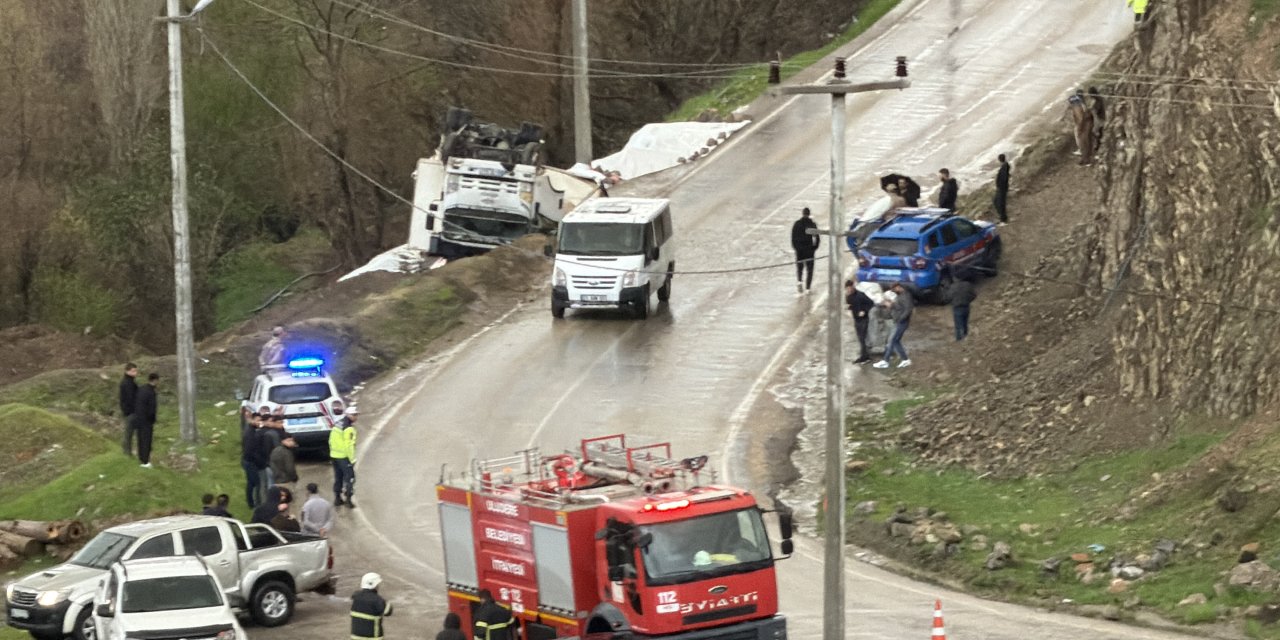 Şırnak'ta Kamyonetin Yayaya Çarpıp Devrildiği Kazada 2 Kişi Yaralandı