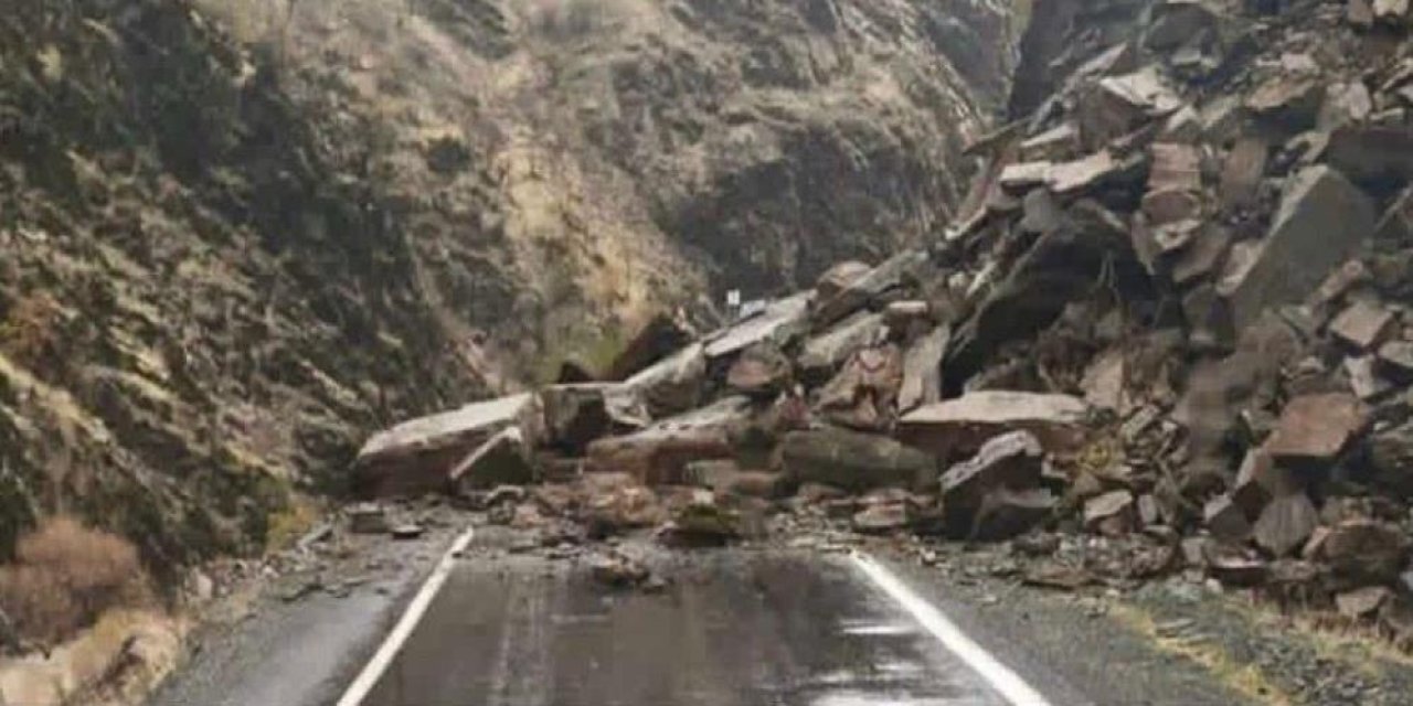 Heyelan nedeniyle Şırnak-Beytüşşebap yolu kapandı