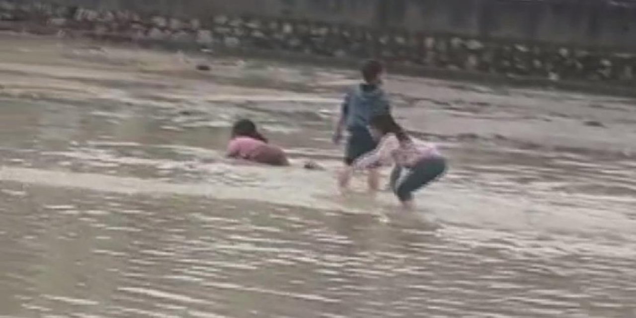 Şırnak’ta yollar göle döndü, çocuklar tehlikeye aldırmadan oynadı