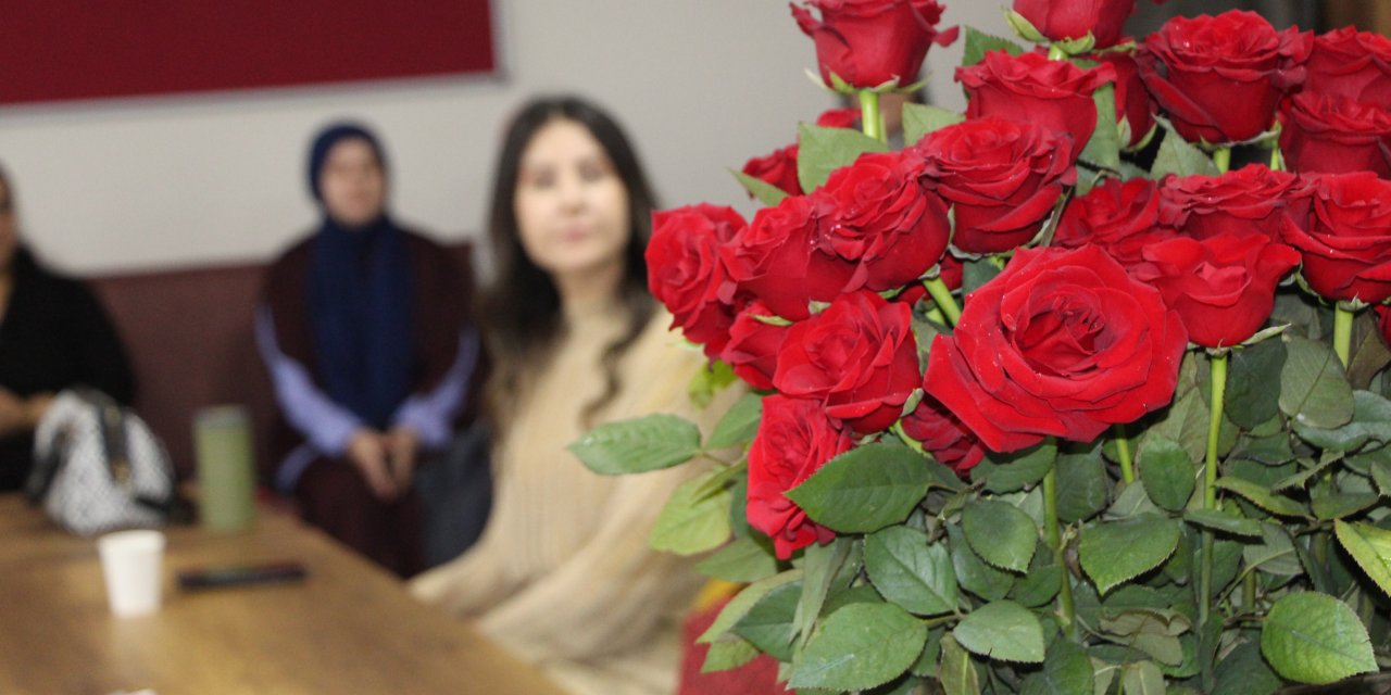 Şırnak’ta Öğretmen Ve Öğrencilere Gül Ve Bayrak Dağıtıldı