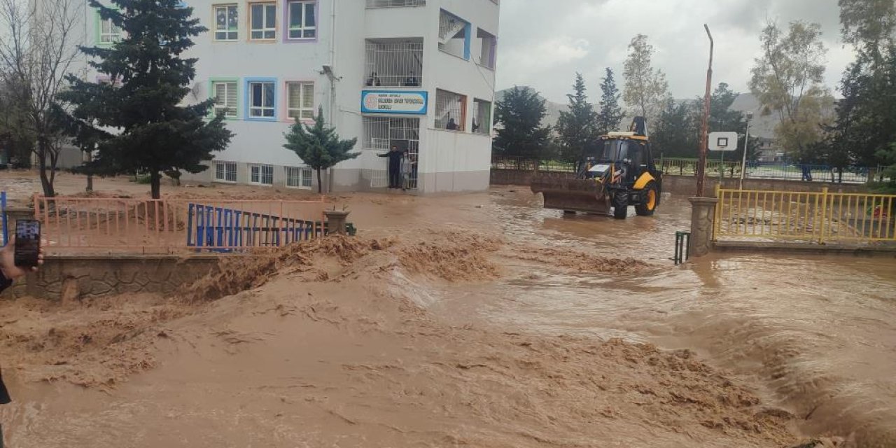 Sağanak nedeniyle okulda mahsur kalan 75 öğrenci tahliye edildi
