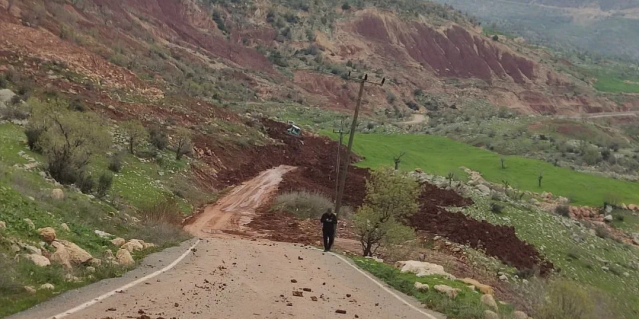 Şırnak’ta heyelan nedeniyle kapanan köy yolunda çalışma başlatıldı