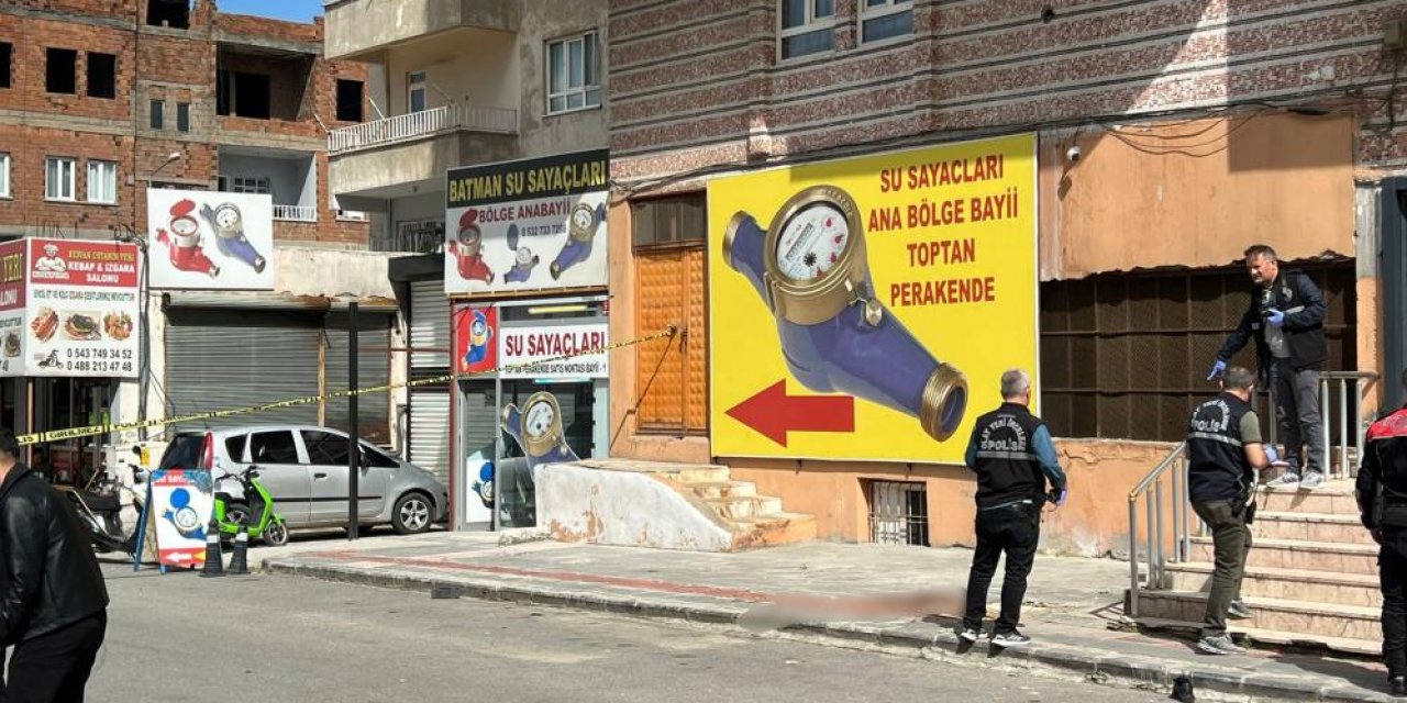 Binanın çatısından düşen 24 yaşındaki genç hayatını kaybetti