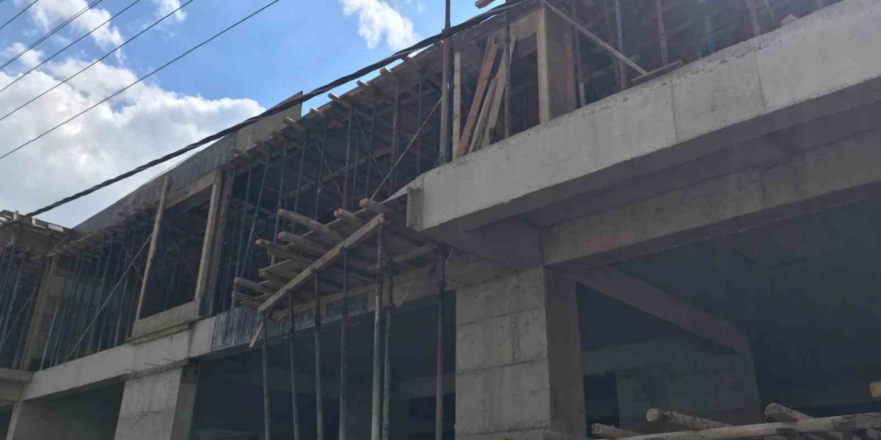 Elektrik akımına kapılan işçi 3. kattan düşerek ağır yaralandı