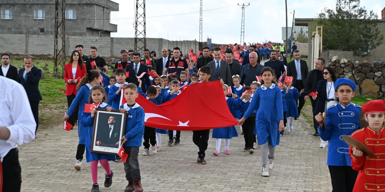 Şırnak'ta "23 Nisan Neşesi Köylerde Projesi" kapsamında bando eşliğinde yürüyüş yapıldı