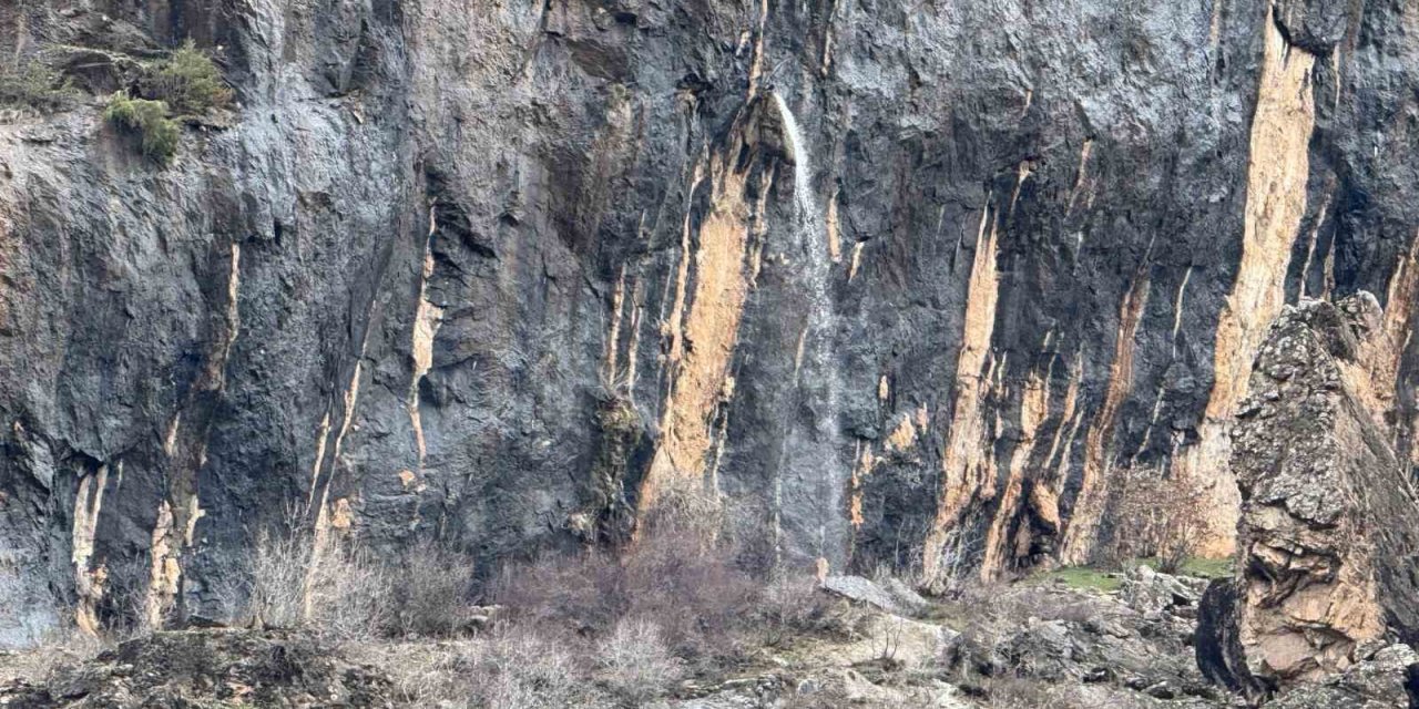 Şırnak’ta İlginç Görüntü: Kayanın İçinden Dökülen Sular Hayran Bırakıyor