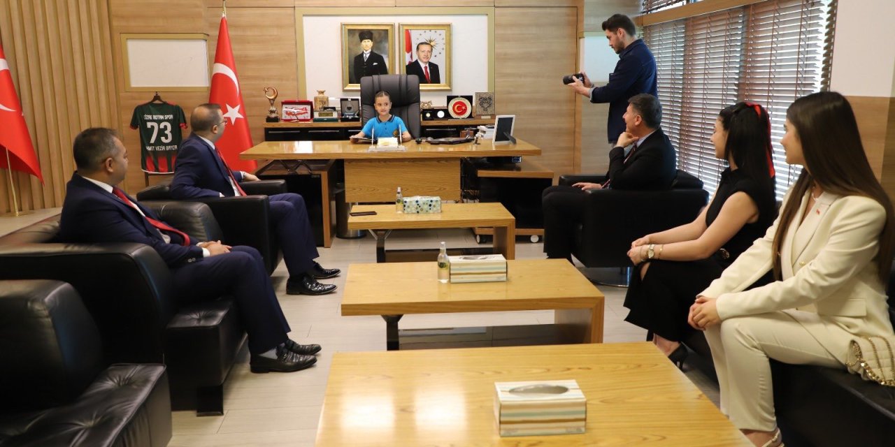 23 Nisan’da Temsili Ziyaret: Roza Şakar Kaymakam Baycar'ın Koltuğuna Oturdu