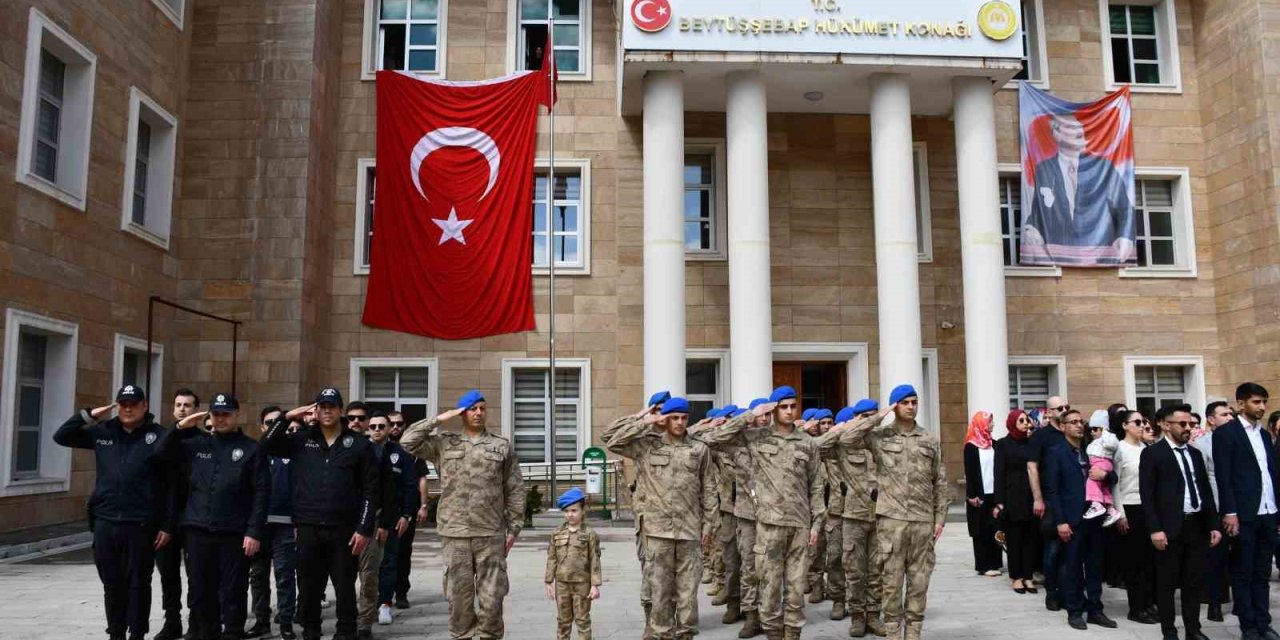 Törene Damga Vuran Kare: Küçük Kız Kolluk Kuvvetleriyle Selam Durdu