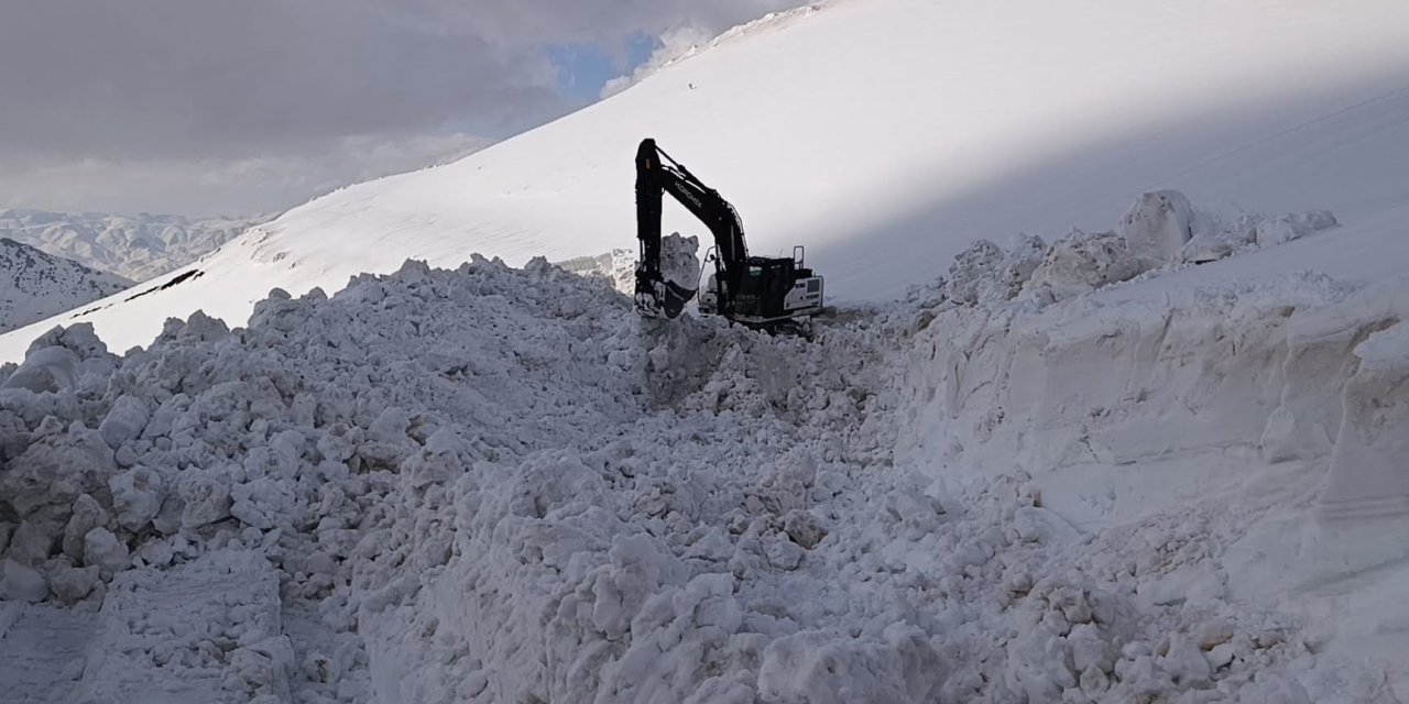 Şırnak’ta kar kalınlığının 5 metreyi bulduğu Faraşin Yaylası yolu ulaşıma açıldı