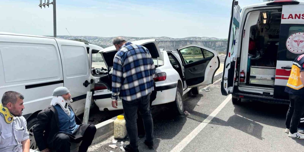 Adıyaman’da İki Araç Çarpıştı: 4 Yaralı