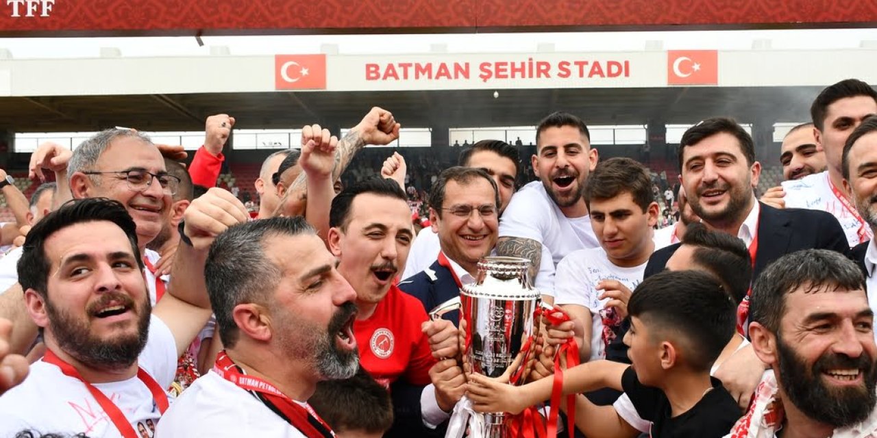 TFF 1. Lig'e yükselen Batman Petrolspor, şampiyonluk kupasını aldı