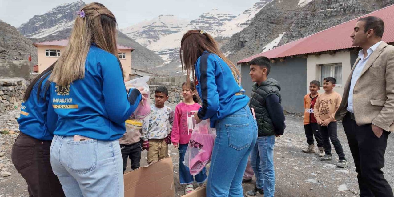 Şırnaklı Köy Çocuklarına Anlamlı Hediye