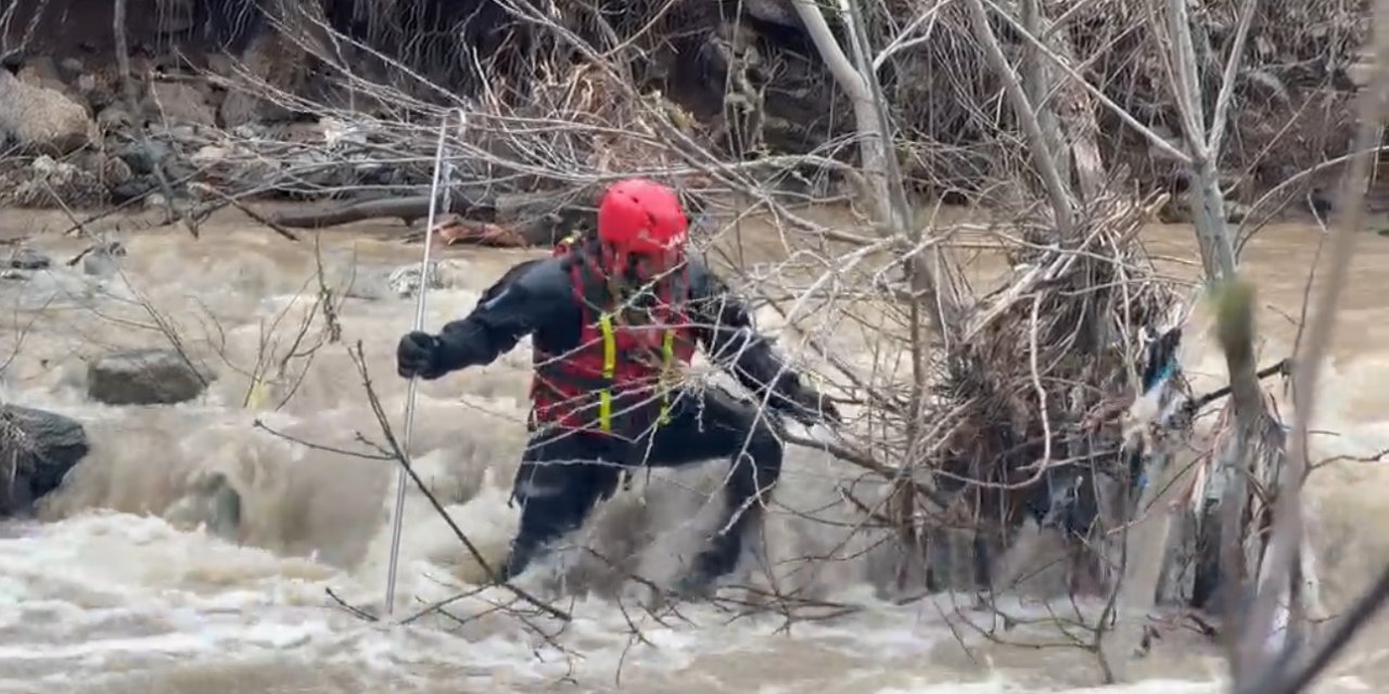 Hakkari’de dereye düşen çocuk 3 gündür aranıyor
