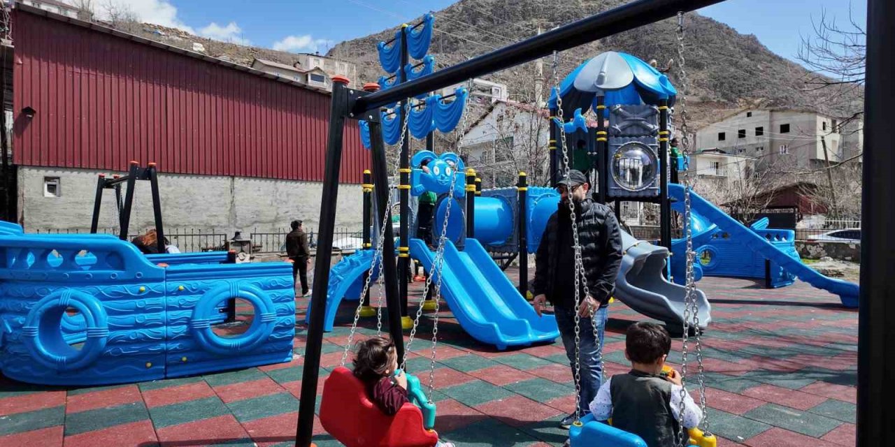 Beytüşşebap Kaymakamı Taşkıran, Çocuklar İçin Oyun Parkı Kurdu