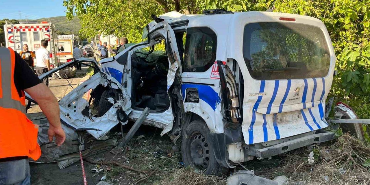 Freni boşalan tır 10 araca çarptı: 1'i polis 3 kişi hayatını kaybetti