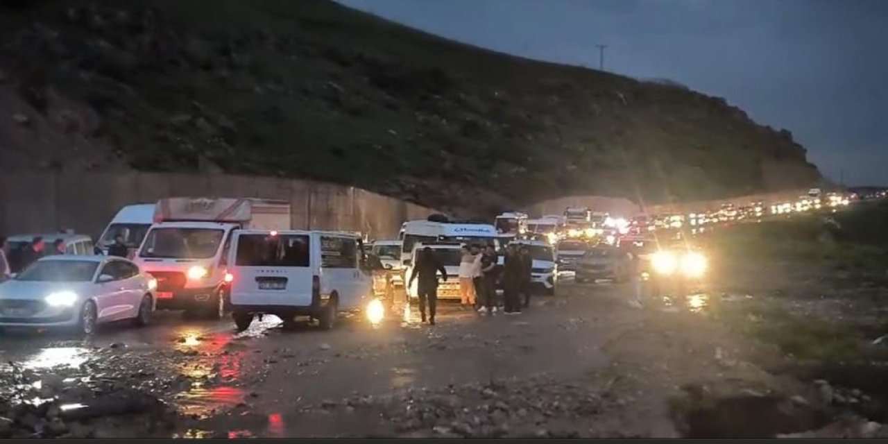 Cizre’de heyelan yolu kapattı, araçlar mahsur kaldı