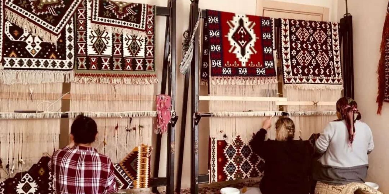 Uludere’de Geleneksel Kilim Dokuma Sanatı Gelecek Nesillere Aktarılıyor