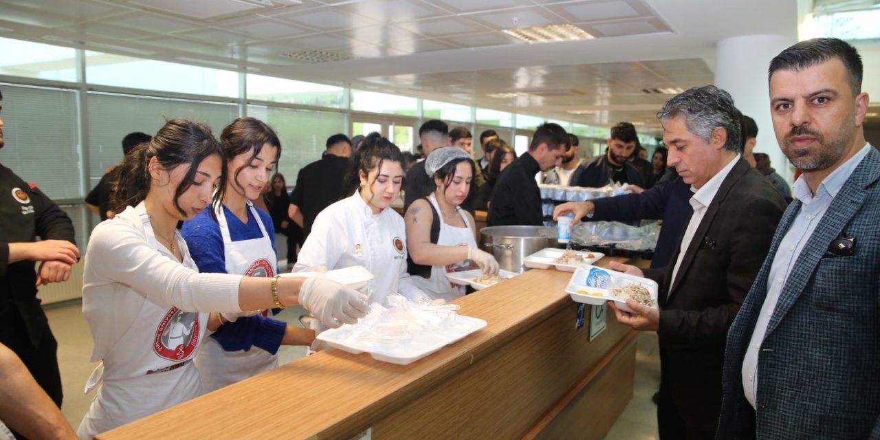 Şırnak Üniversitesi'nde Öğrencilerden Anlamlı İkram