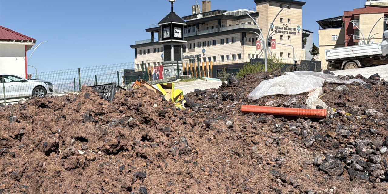 Şırnak’ta Belediye Karşısında Kömür Külü Tepkisi