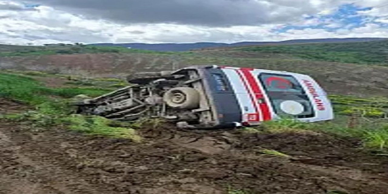 Ambulans Şarampole Devrildi: 3 Sağlık Personeli Yaralandı