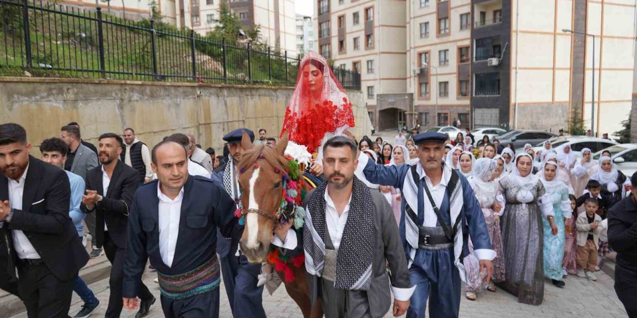 Şırnak’ta Dünyaevine Giren Gelin, Asırlık Gelenekle Baba Evinden Alındı