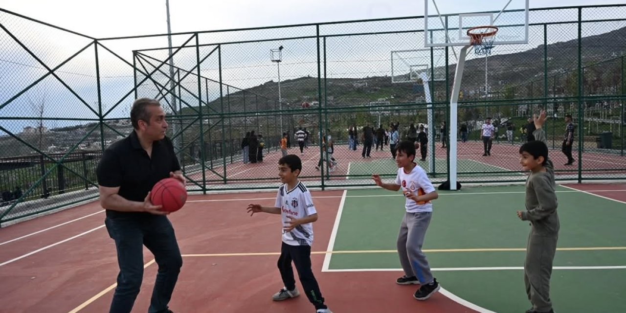 Şırnak Polisinden Gönülleri Isıtan Sokak Sporu
