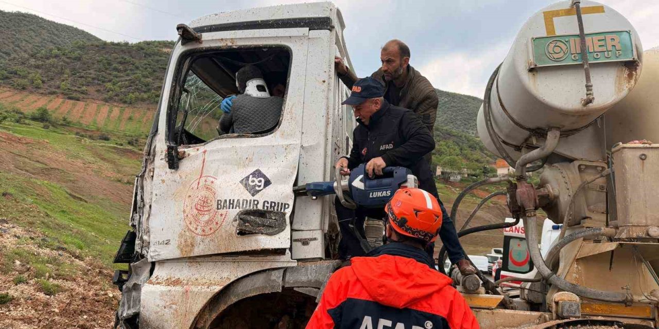 Eruh’ta beton mikseri kaza yaptı, sürücü ağır yaralandı