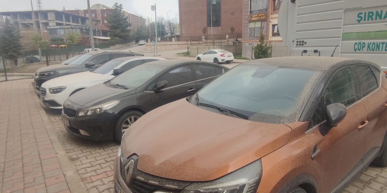 Şırnak’ta Gökten Çamur Yağdı: Araçlar ve Sokaklar Tozla Kaplandı