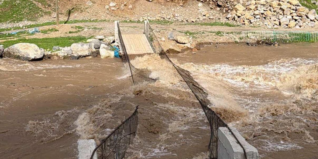 Şırnak'ta Habur çayı taştı, evleri su bastı, köprü sular altında kaldı