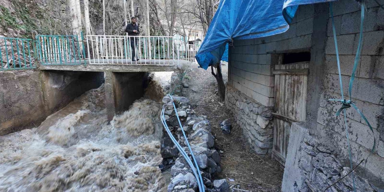 Şırnak’ta Ev Ve Ahırlar Sular Altında Kaldı
