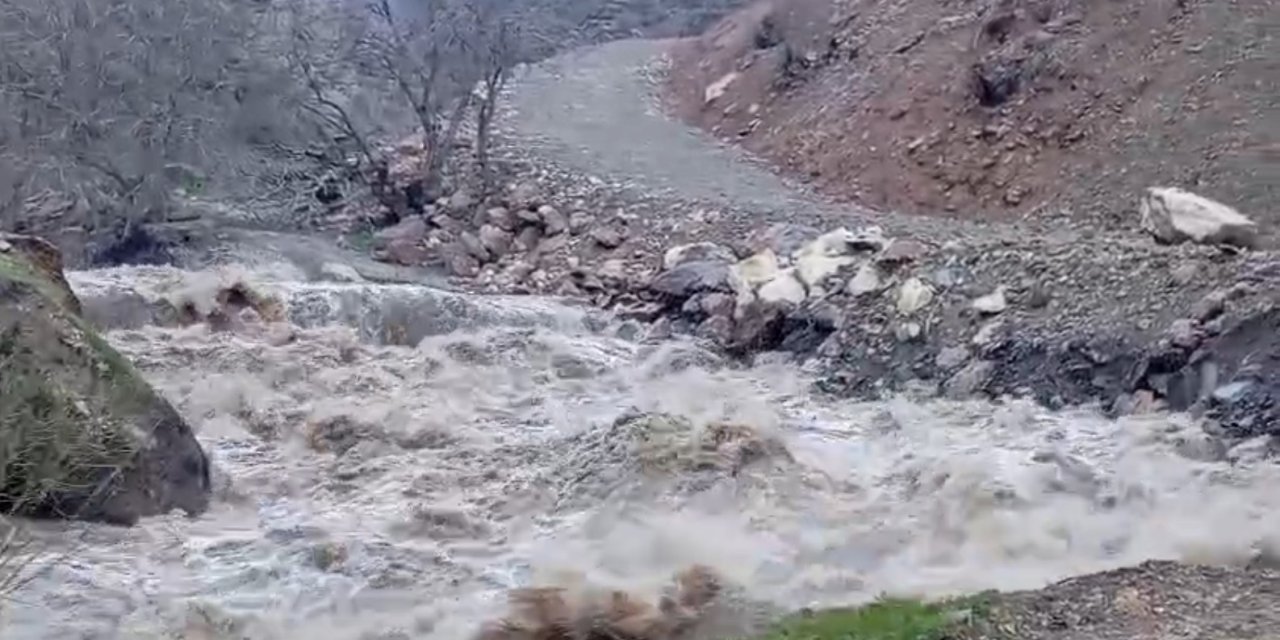 Beytüşşebap’ta Kar Yağışı Ve Taşkın Aynı Anda Yaşanıyor