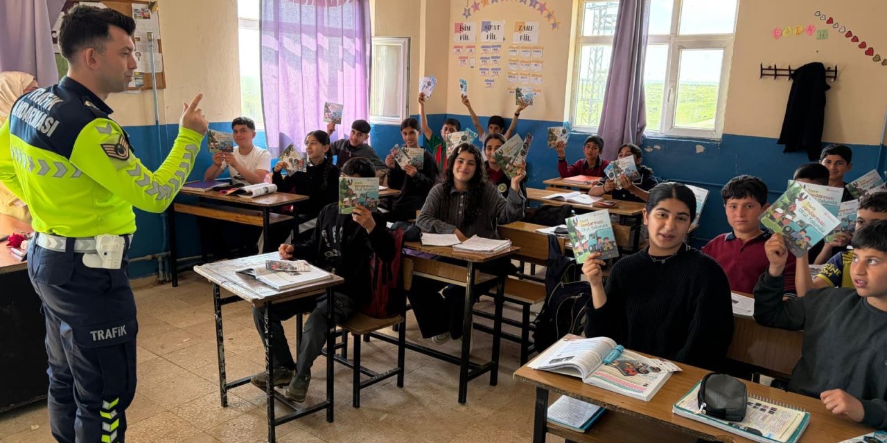 Şırnak’ta Minik Ellere Trafik Bilinci: Jandarma Geleceğin Sürücülerini Yetiştiriyor