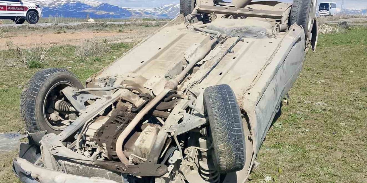 Takla atan otomobildeki 2 kişi yaralandı