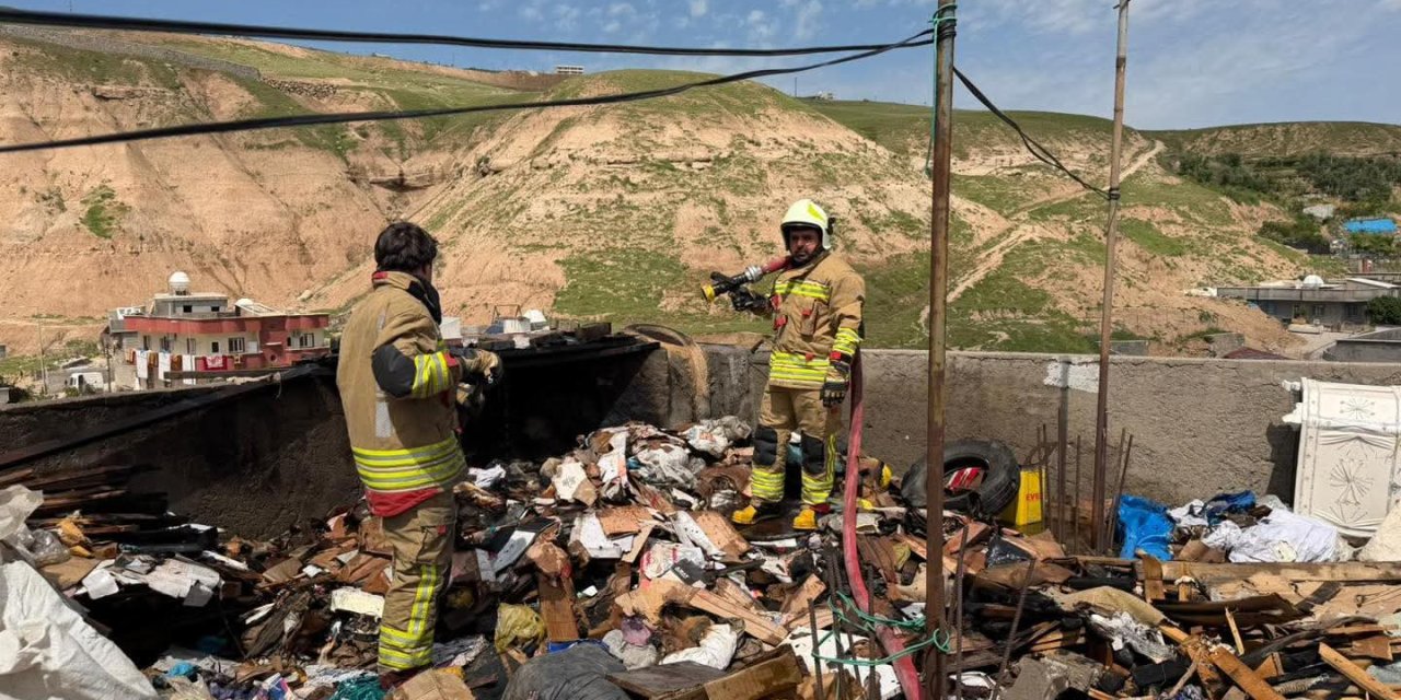 Cizre’de Konut Yangını Korkuttu: İtfaiye Ekipleri Alevleri Kontrol Altına Aldı