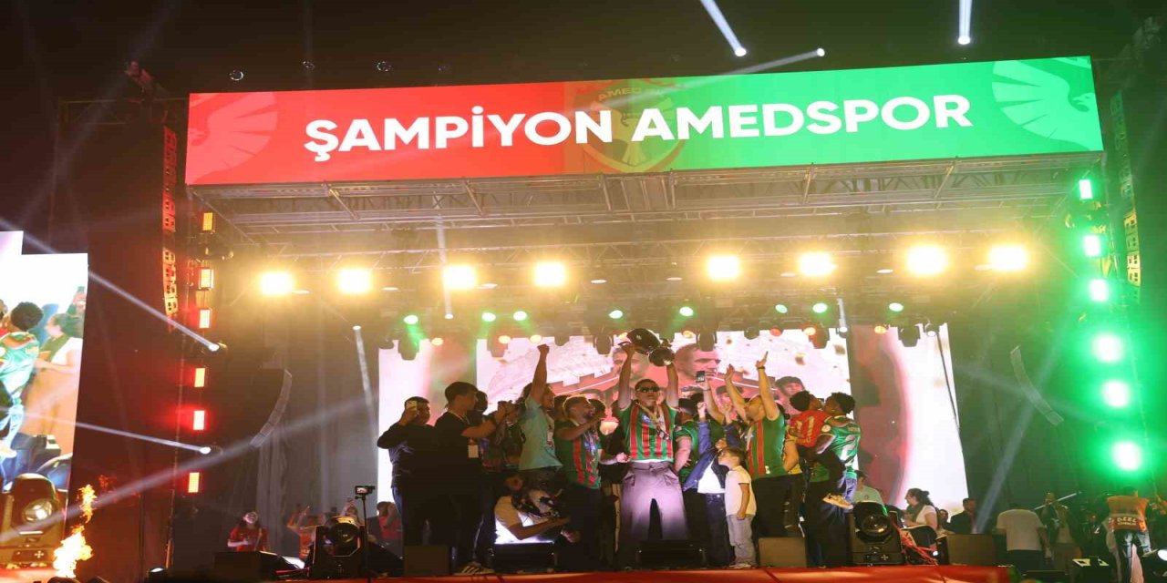 Amed Sportif Faaliyetler Kupayı Kaldırarak Şampiyonluğu Kutladı