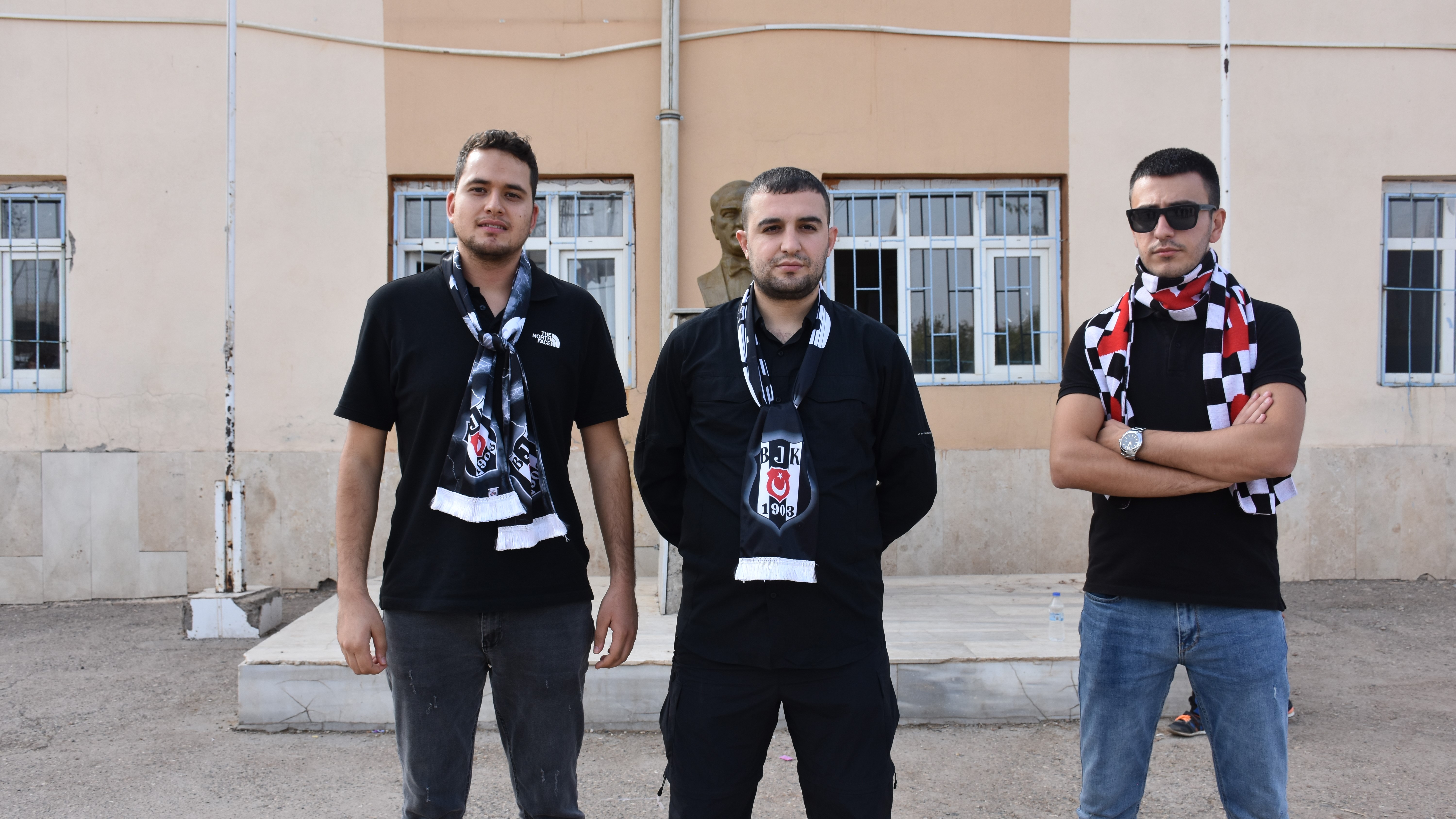Beşiktaş taraftar grubu Çarşı'dan Şırnaklı çocuklara giysi ve malzeme desteği