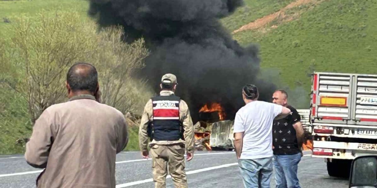 Tırlar kafa kafaya çarpışarak alev topuna döndü: 2 sürücü hayatını kaybetti
