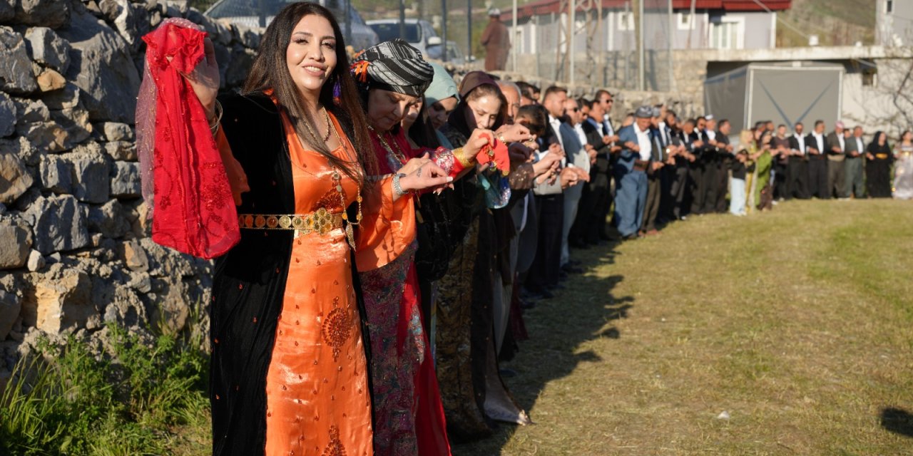 Şırnak’ta ‘Yasak’ Kararına Rağmen Kadınlar Halay Başına Geçti