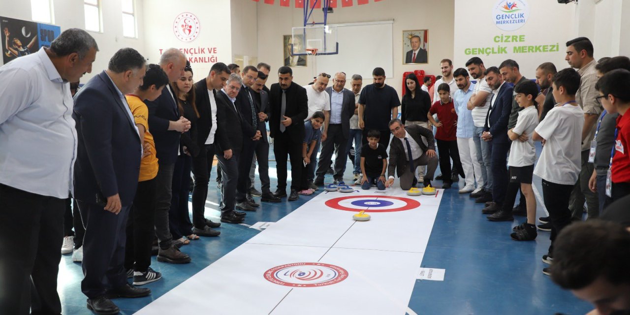 Cizre’de Gençlik Haftası Sergisi Yoğun İlgi Gördü