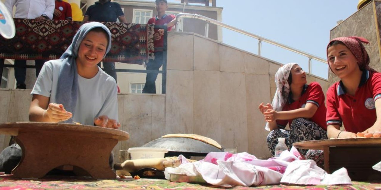 Cizre’de Öğrenciler Hem Projelerini Hem Yöresel Lezzetleri Tanıttı