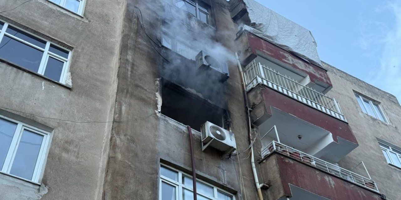 Ev yangınında itfaiye eri yaralandı, 2 kişi dumandan etkilendi