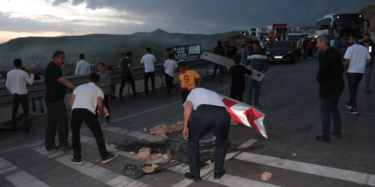 Cizre’de Sürekli Kazaların Meydana Geldiği Noktada Vatandaşlar Yolu Ulaşıma Kapattı