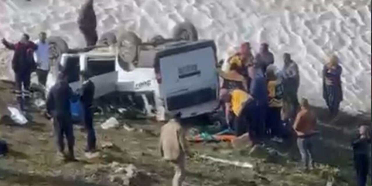 Pancar toplamaya giden vatandaşların aracı şarampole uçtu: 1 ölü 8 yaralı