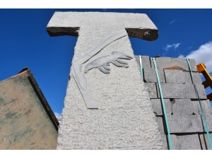 Şanlıurfalı iki taş ustası, Göbeklitepe'nin sembolü dikili taşın replikasını yaptı