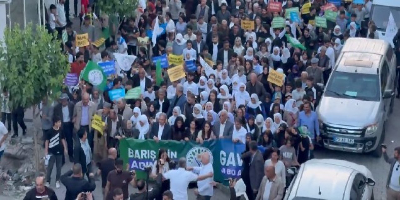 DEM Parti’nin Çağrısıyla Cizre’de ‘Barış İçin Adım At’ Yürüyüşü Düzenlendi